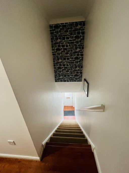 Lovely Entire 2 Bedroom Apartment *